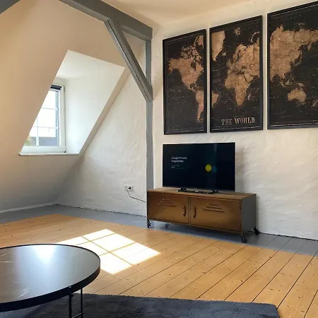 Mit Privatem Eingang Und Arbeitsplatz *