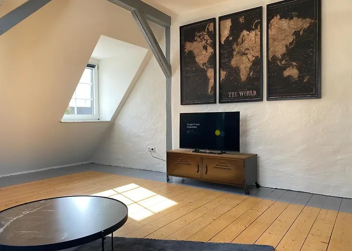 Mit Privatem Eingang Und Arbeitsplatz *