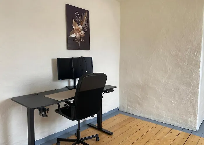 Mit Privatem Eingang Und Arbeitsplatz